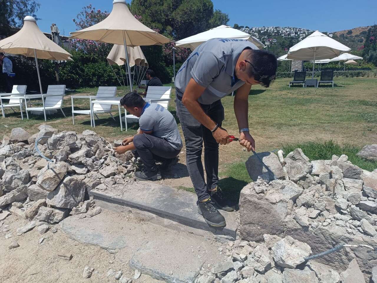 Bodrum’da Sahile Ulaşımı Engelleyen Kaçak Duvar ve Korkuluklar Yıkıldı 1